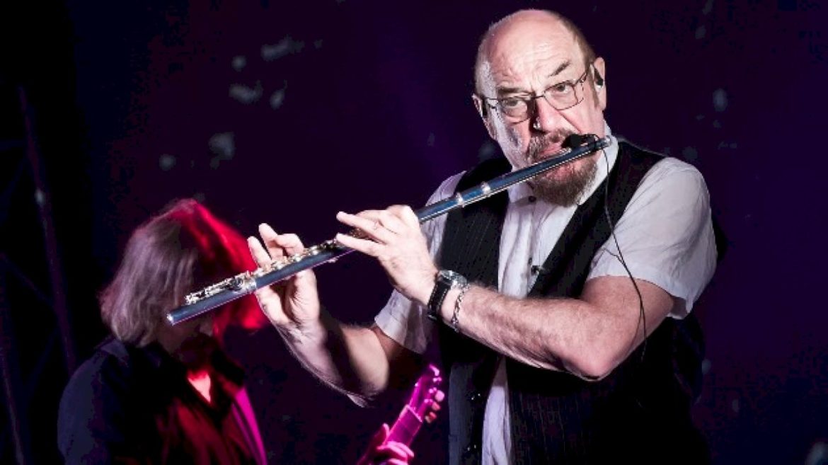 ian-anderson-on-mick-jagger’s-vocals:-‘(he)-didn’t-set-the-bar-very-high’