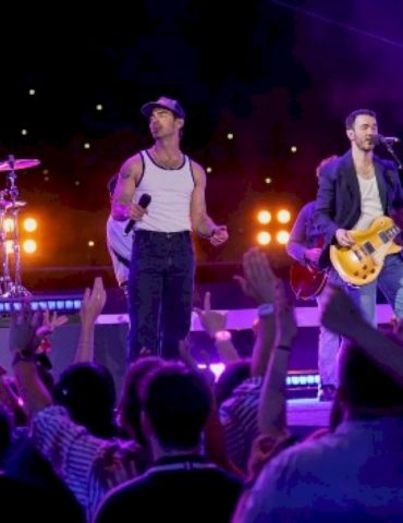 jonas-brothers-to-livestream-five-of-their-upcoming-tour-dates