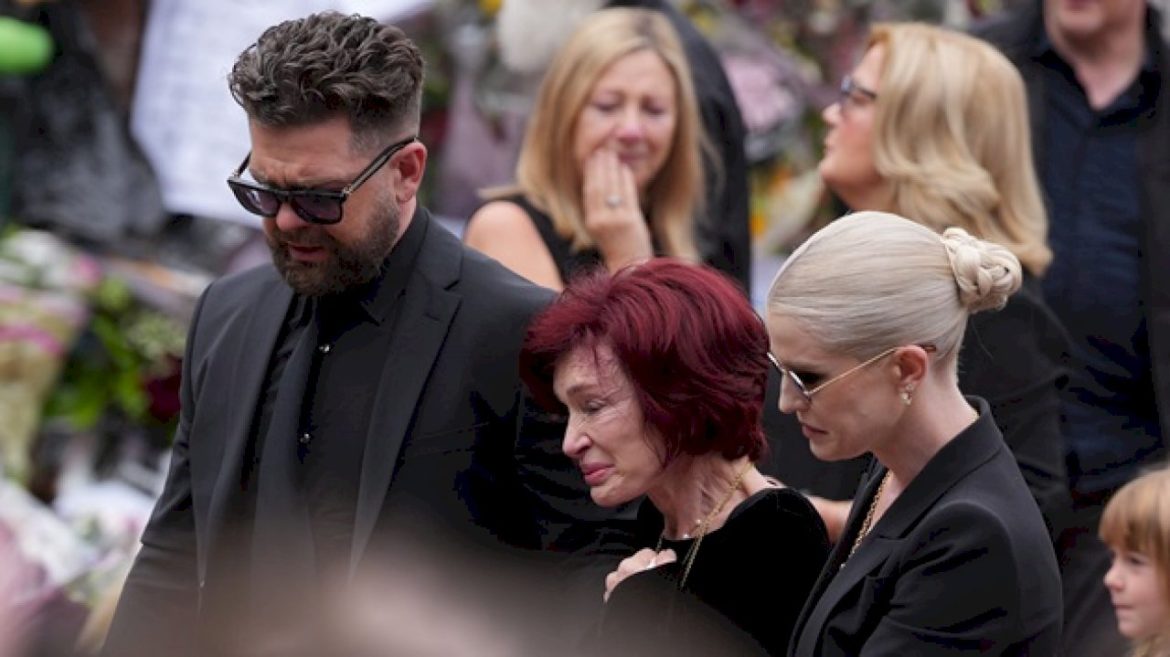 ozzy-osbourne’s-family,-fans-say-goodbye-to-rock-legend