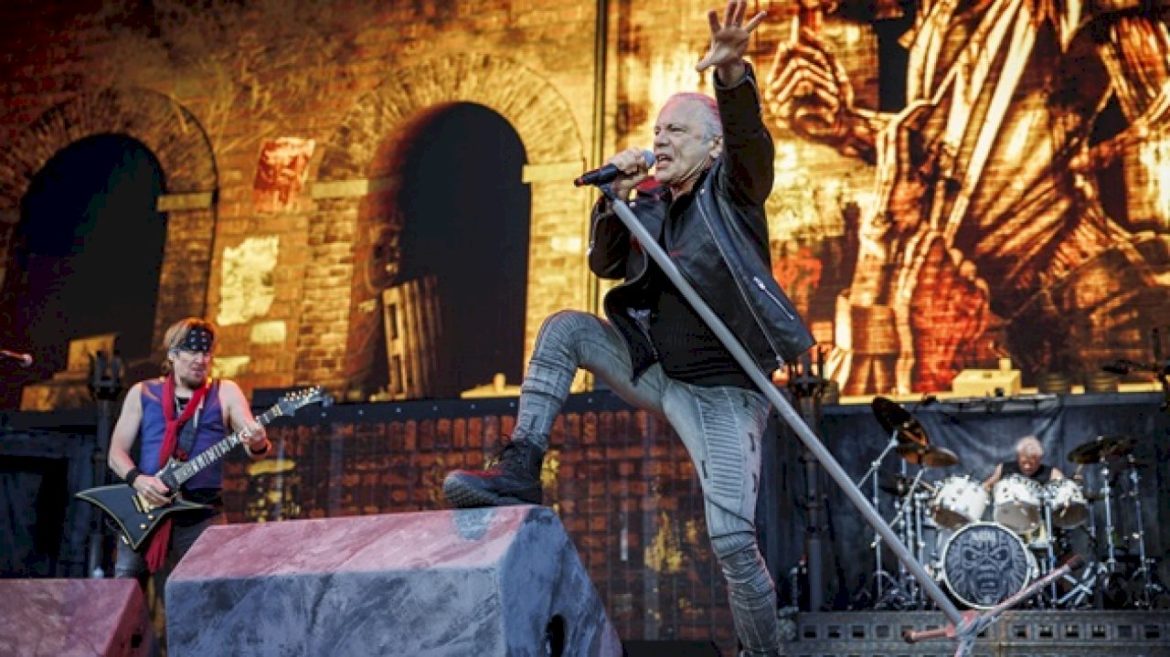 iron-maiden-mourns-death-of-original-singer:-‘we-are-deeply-saddened’