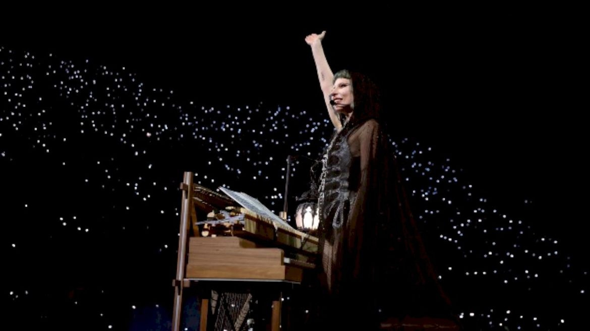 lady-gaga-shouts-out-fiance-during-mayhem-ball-show