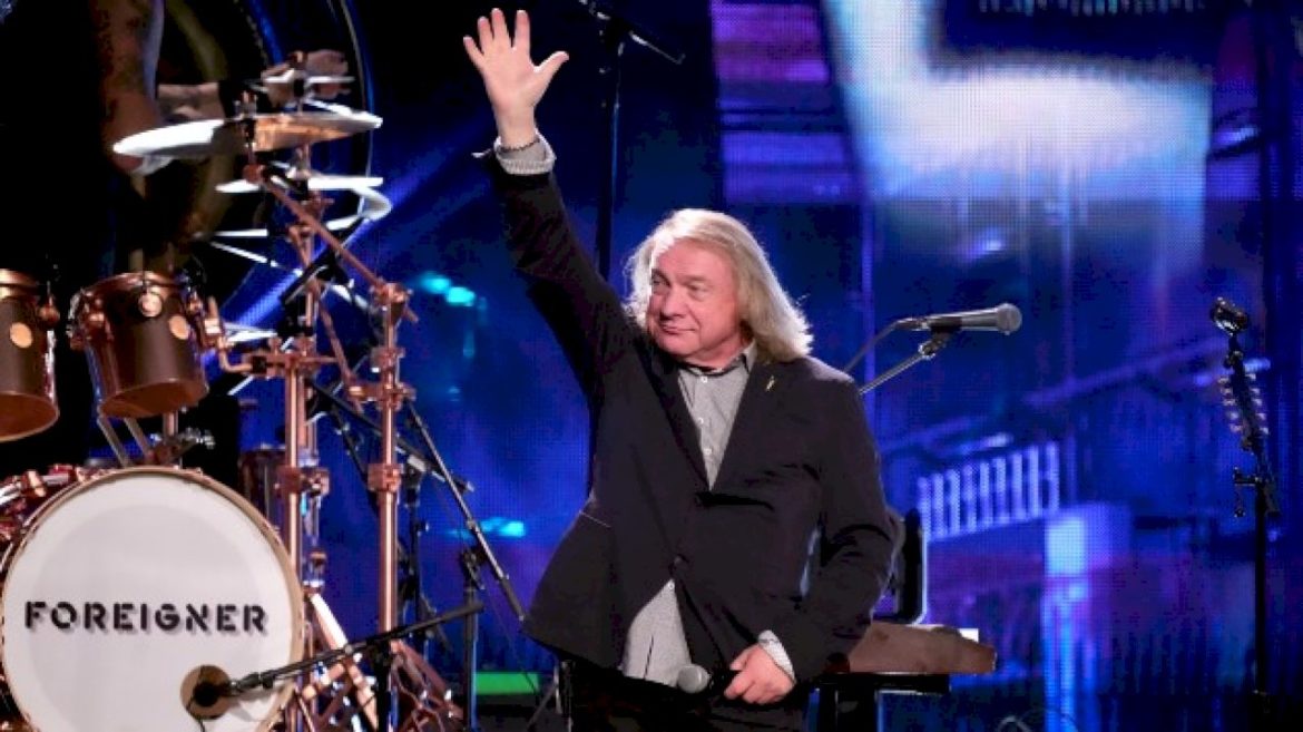 with-december-shows,-lou-gramm-wants-to-‘fly-the-flag’-for-the-original-foreigner