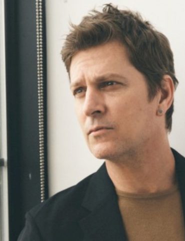 rob-thomas-smiles-through-the-pain-in-‘hard-to-be-happy’-video