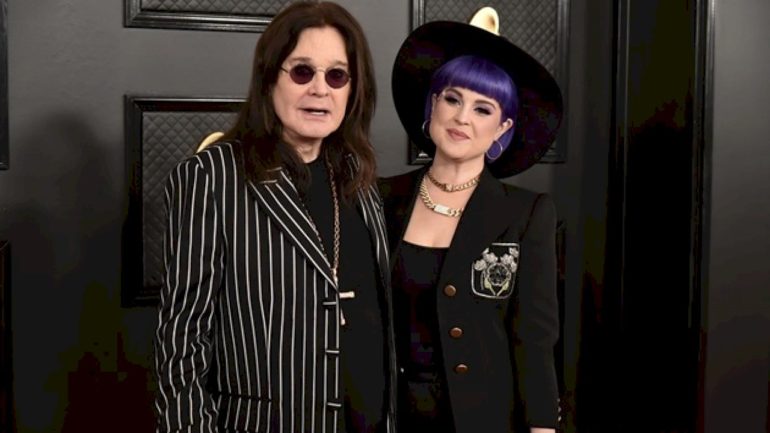 kelly-osbourne-thanks-those-who’ve-helped-her-through-‘the-hardest-moment-of-my-life’