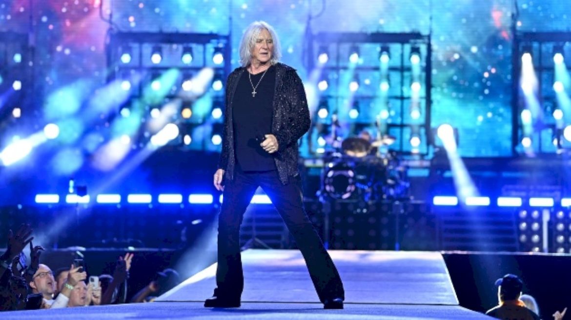 he’s-no-piano-man:-def-leppard’s-joe-elliott-attempts-to-play-piano-in-new-social-post