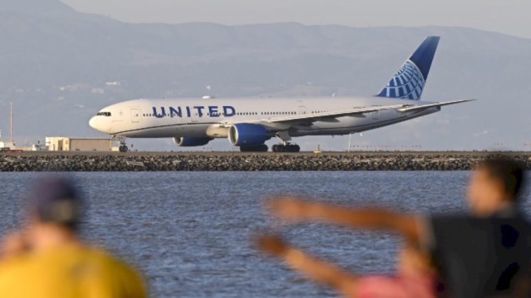 united-airlines-resumes-operations-after-tech-disruption,-but-‘residual-delays’-expected