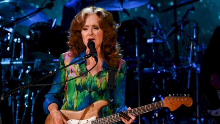 bonnie-raitt-shows-her-support-for-stephen-colbert-following-‘the-late-show’-cancelation