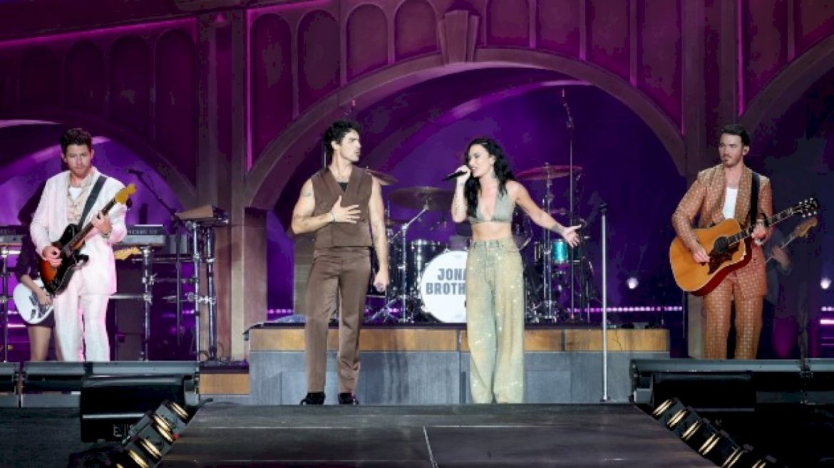 demi-lovato-joins-jonas-brothers-onstage-at-opening-night-of-new-tour