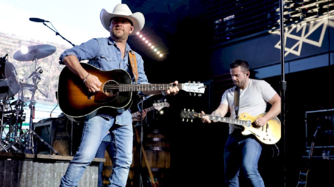 loves-country-music,-hates-to-fly:-justin-moore’s-sky-high-dilemma