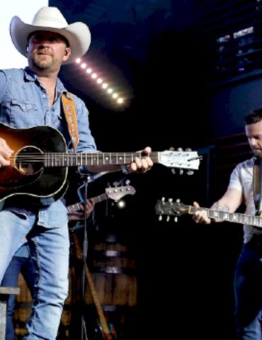 loves-country-music,-hates-to-fly:-justin-moore’s-sky-high-dilemma