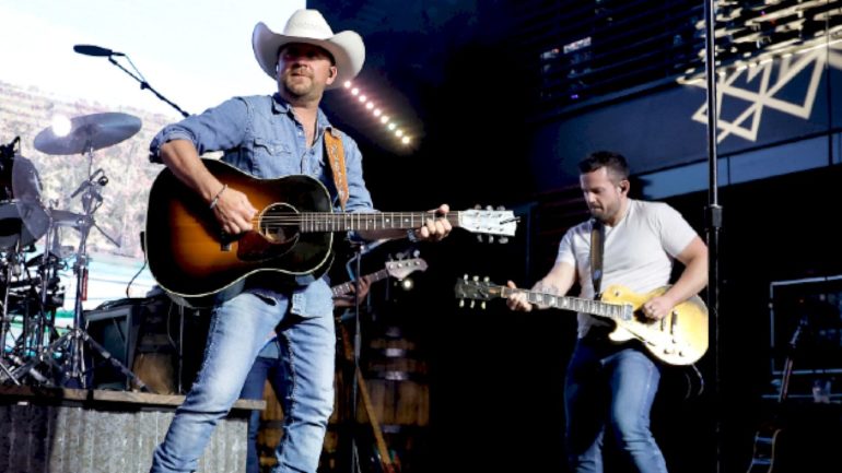 loves-country-music,-hates-to-fly:-justin-moore’s-sky-high-dilemma