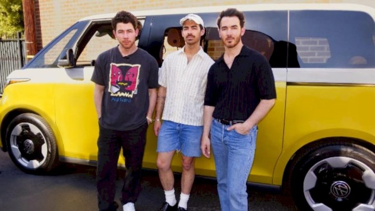 electric-‘lovebug’:-win-the-jonas-brothers’-2025-volkswagen-id.-buzz