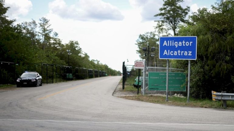 ‘it’s-like-you’re-dead-alive’:-families,-advocates-allege-inhumane-conditions-at-‘alligator-alcatraz’