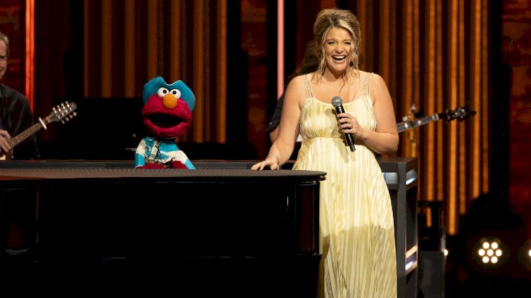 elmo-and-abby-cadabby-go-country-as-‘sesame-street’-comes-to-the-opry