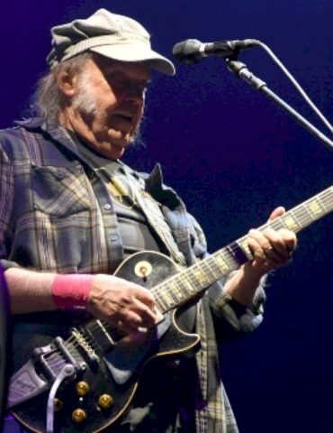 neil-young-plays-anti-corporate-track-‘this-note’s-for-you’-for-the-first-time-since-1997