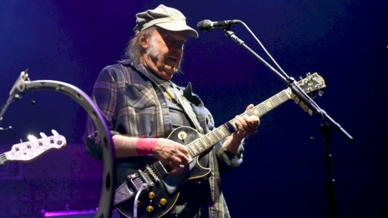 neil-young-plays-anti-corporate-track-‘this-note’s-for-you’-for-the-first-time-since-1997