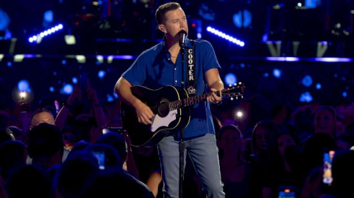 scotty-mccreery-travels-with-his-own-personal-‘hype-man,’-his-son-avery