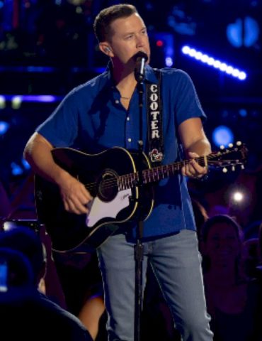 scotty-mccreery-travels-with-his-own-personal-‘hype-man,’-his-son-avery