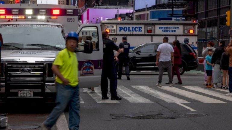 suspect-charged-after-leaving-suspicious-package-in-times-square:-police