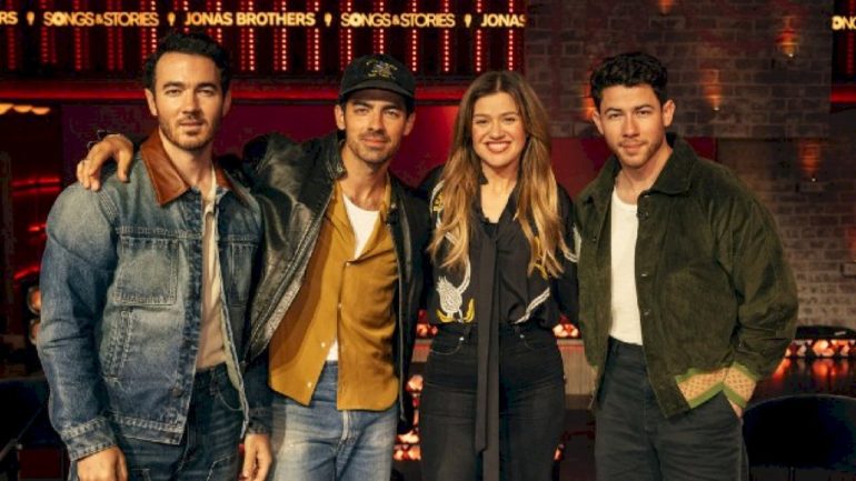 watch-kelly-clarkson-sing-‘year-3000’-with-jonas-brothers-in-interview-series-preview