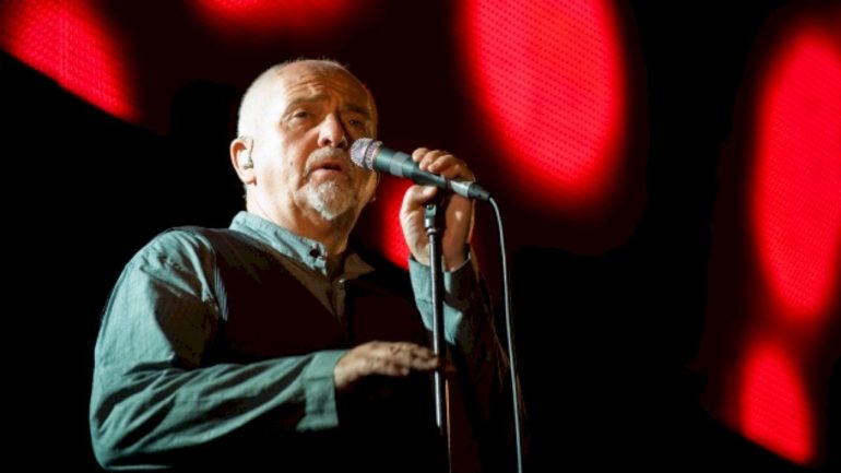 peter-gabriel-backed-by-orchestra-for-concert-film-to-be-released-in-october