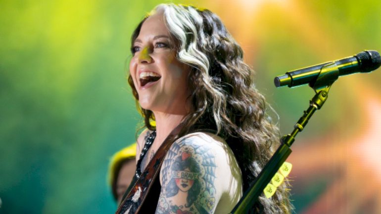 ashley-mcbryde’s-‘keeping-the-highway-hot-again-this-fall’
