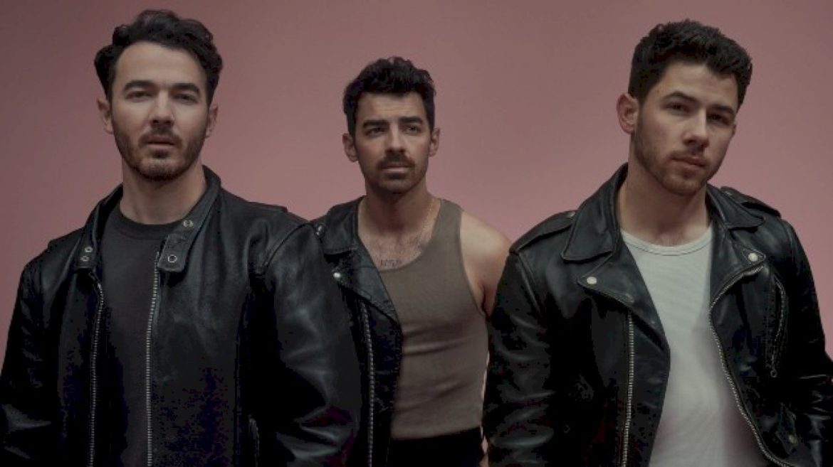 watch-jonas-brothers-crash-an-anniversary-party-in-new-video-for-‘i-can’t-lose’