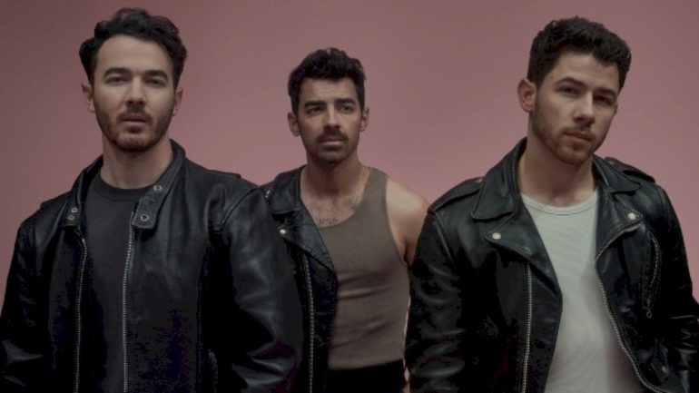 watch-jonas-brothers-crash-an-anniversary-party-in-new-video-for-‘i-can’t-lose’