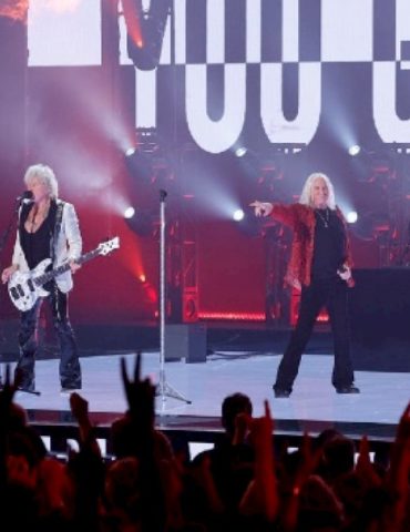 def-leppard-shares-behind-the-scenes-footage-of-their-‘america’s-got-talent’-performance