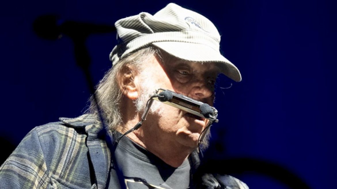 neil-young-plays-crazy-horse-song-‘long-walk-home’-for-first-time-in-36-years