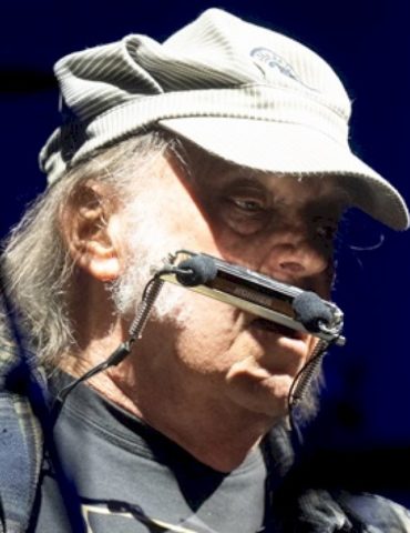 neil-young-plays-crazy-horse-song-‘long-walk-home’-for-first-time-in-36-years