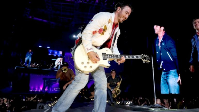 multiple-guests-join-jonas-brothers-at-fenway-park;-kevin-jonas-debuts-first-ever-solo-song