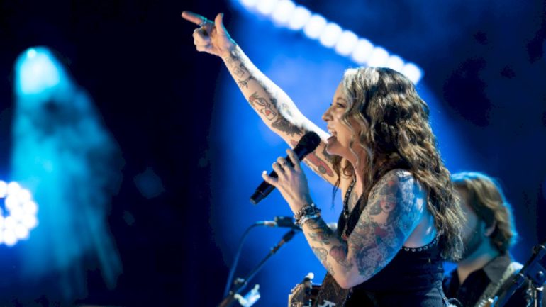 ashley-mcbryde-reflects-on-her-raising-in-‘rattlesnake-preacher’