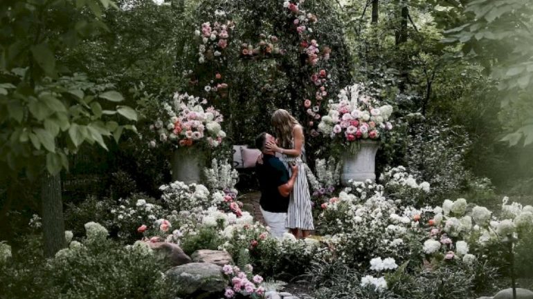 travis-kelce’s-dad-says-travis-proposed-to-taylor-almost-two-weeks-ago