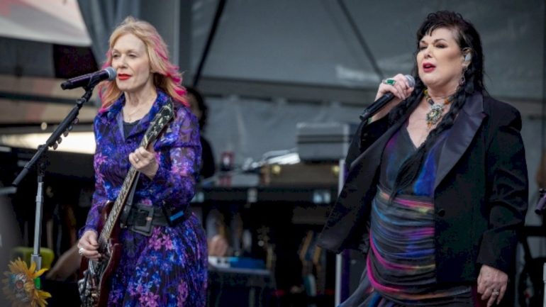 heart-dedicates-‘these-dreams’-to-taylor-swift-&-travis-kelce-at-akron-concert