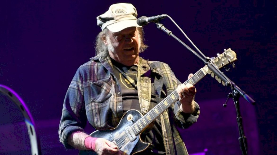 neil-young-debuts-new-political-song-‘big-crime,’-posts-lyrics-online