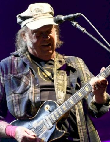 neil-young-debuts-new-political-song-‘big-crime,’-posts-lyrics-online
