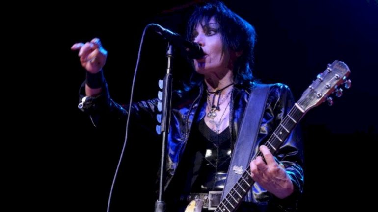 bad-fermentation:-joan-jett-asks-domino’s-to-add-vegan-cheese-to-menu