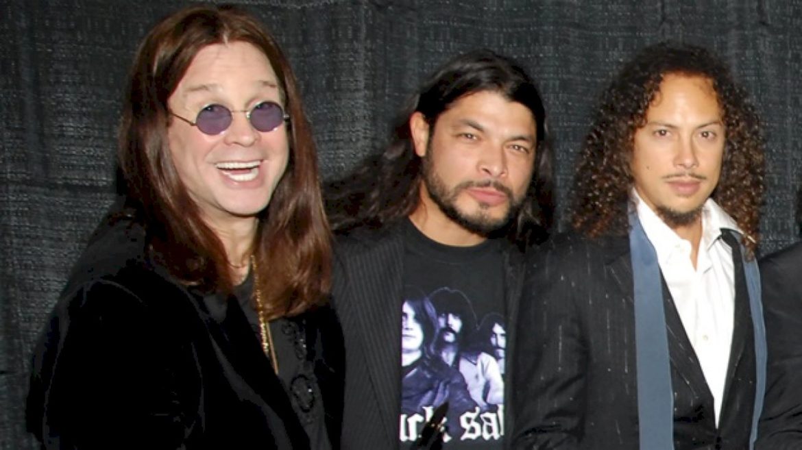 metallica’s-kirk-hammett-&-robert-trujillo-jam-ozzy-osbourne’s-‘crazy-train’-at-intimate-ny-concert