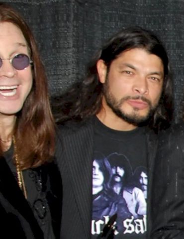metallica’s-kirk-hammett-&-robert-trujillo-jam-ozzy-osbourne’s-‘crazy-train’-at-intimate-ny-concert