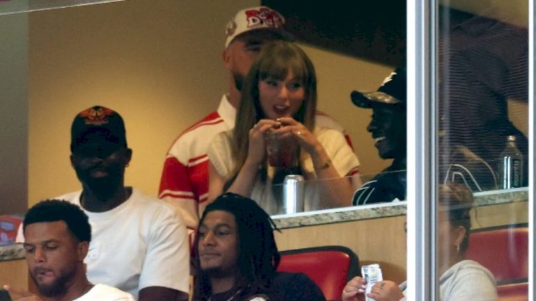 taylor-and-travis’-first-post-engagement-appearance-is-at-arrowhead-stadium