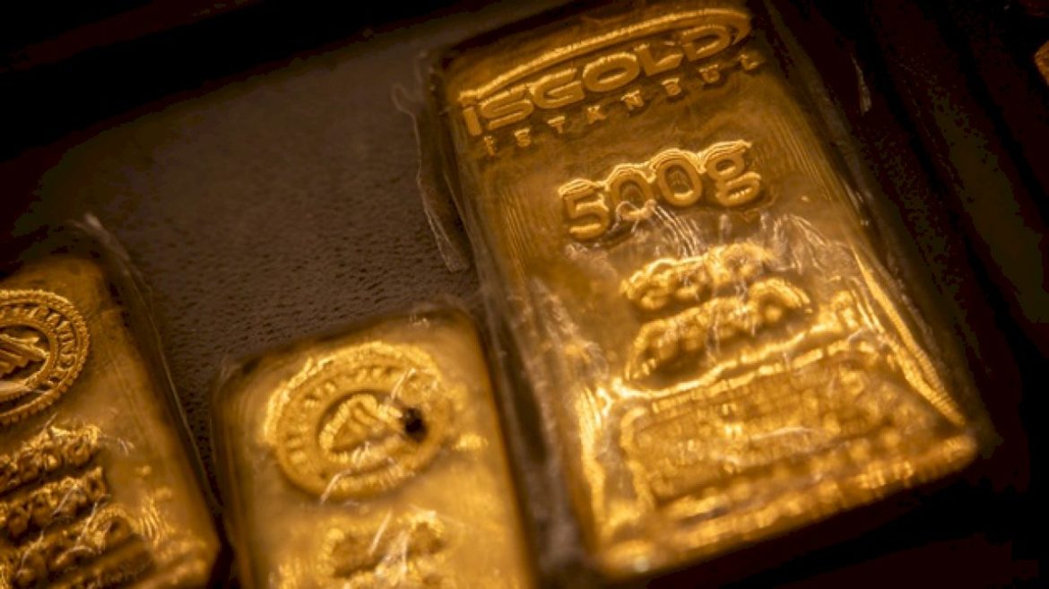 gold-prices-hit-a-record-high-as-economic-uncertainty-looms