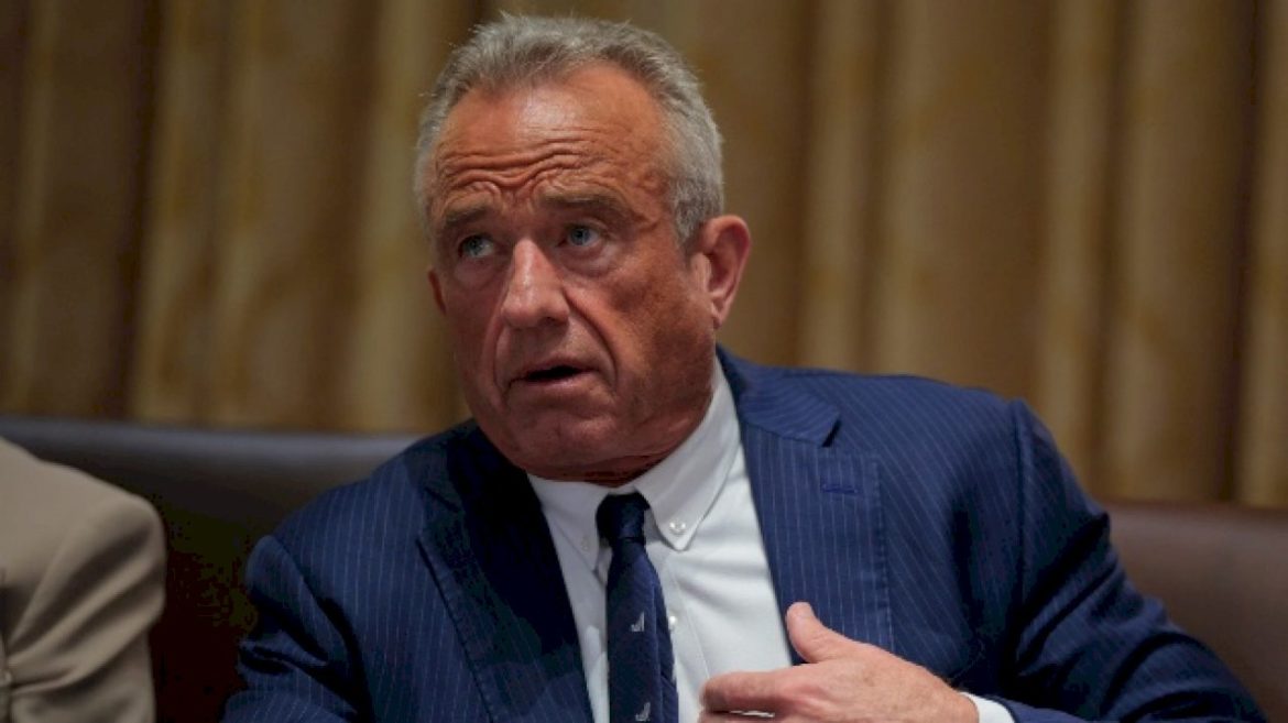 more-than-1,000-current,-former-hhs-employees-sign-letter-calling-on-rfk-jr.-to-resign