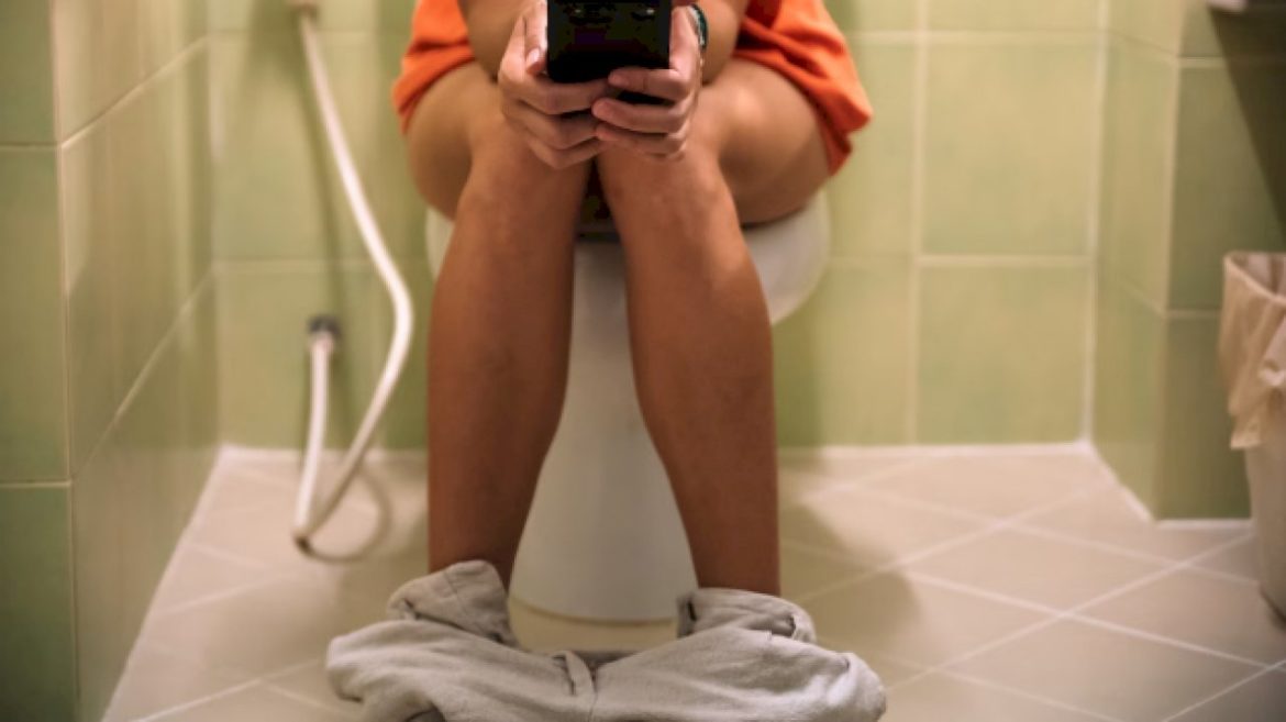 using-your-phone-on-the-toilet-raises-your-risk-of-hemorrhoids,-study-suggests