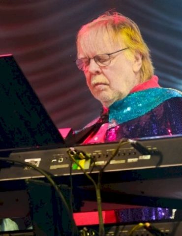 rick-wakeman-to-release-new-piano-album,-‘melancholia’