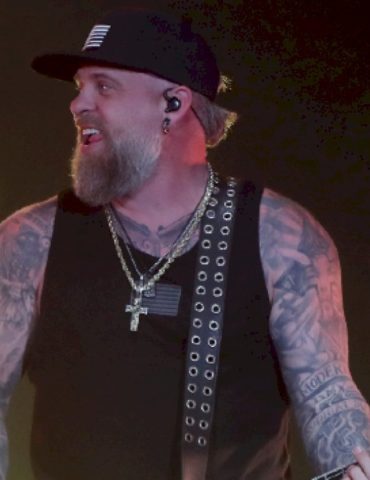 brantley-gilbert-begins-his-‘greatest-hits’-chapter-with-‘want-you-back’