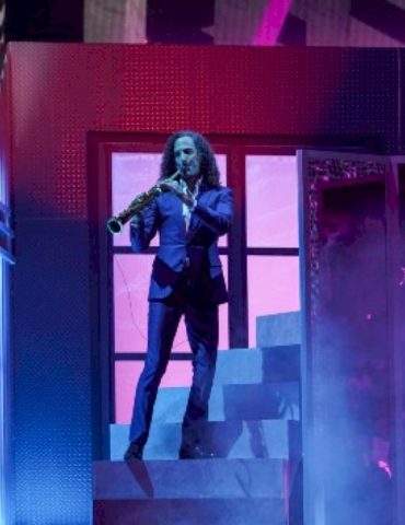 how-kenny-g-ended-up-opening-the-2025-mtv-vmas