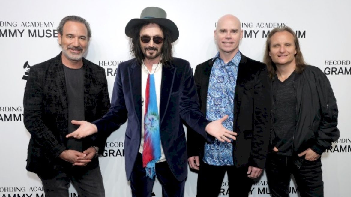 mike-campbell-announces-semi-acoustic-tour-with-the-dirty-knobs