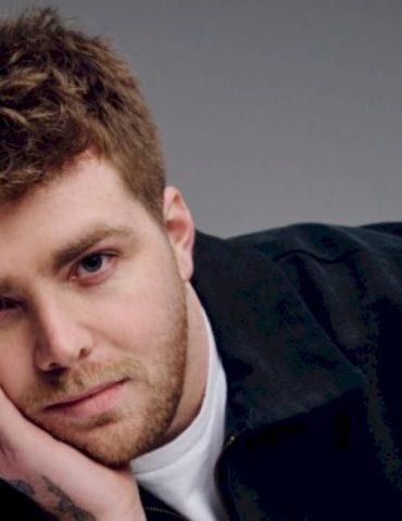 alex-warren-celebrates-1-billion-streams-of-‘ordinary’