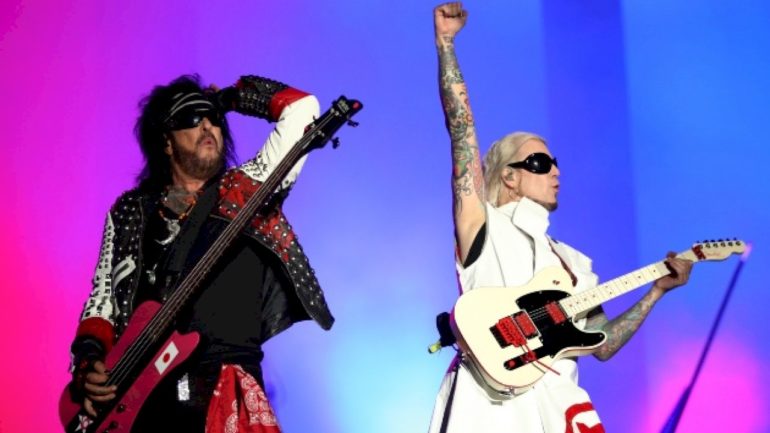 motley-crue-sets-the-record-straight-on-accusations-they-don’t-play-live